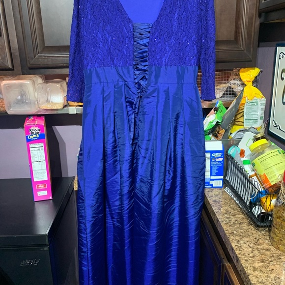 Beautiful gown looks better in person than in picture. has a corset back. - Picture 2 of 3